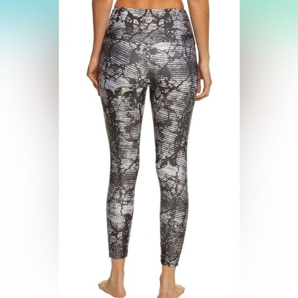 Onzie Printed Crop Sporty Yoga Leggings - Picture 2 of 13